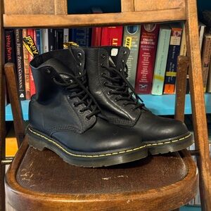 Womens Dr. Martens 1460 Pascal 8-Eye Boot - Black nearly brand new, worn once